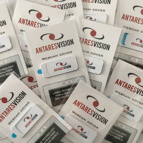 CamCover Antares Vision Abbildung mit mehrere Werbeträgern, auf denen Webcamcover aufgebracht sind und die mit dem Antares Vision Logo bedruckt sind